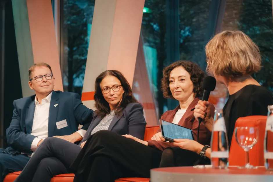 Jörg-Andreas Krüger, Yasmin Fahimi, Ramona Pop und Hanna Gersmann auf dem Podium in der taz-Kantine
